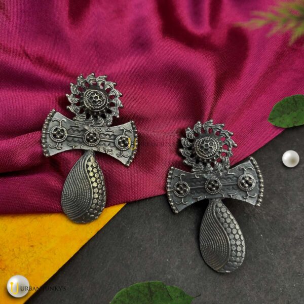 black-tone-metal-earrings