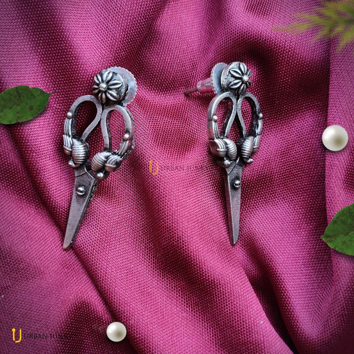 scissors-black-polish-earrings scissors-black-polish-earrings